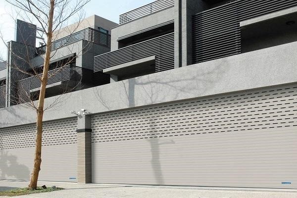 cách xử lý cửa cuốn bị kẹt