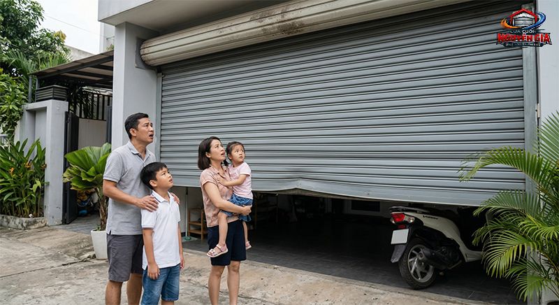 Hiện tượng cửa cuốn tự động trôi xuống là sự cố nguy hiểm cần được xử lý ngay lập tức để bảo vệ người và tài sản