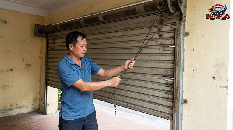 Lớp bụi bẩn và mỡ khô trong đường ray là một trong những nguyên nhân chính làm tăng ma sát, khiến cửa nặng nề